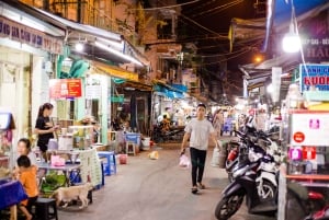 Ciudad Ho Chi Minh: recorrido privado a pie por la noche para probar comida callejera