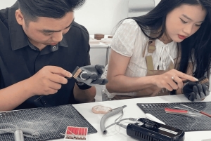 Ho Chi Minh: laboratorio di anelli in argilla e argento con pietre preziose del Vietnam