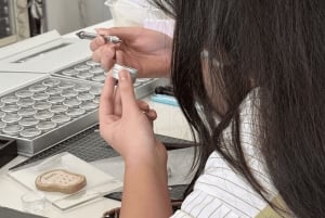 Ho Chi Minh: laboratorio di anelli in argilla e argento con pietre preziose del Vietnam