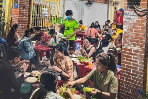 Saigon: Street Food Tour på motorcykel med lokal studerende