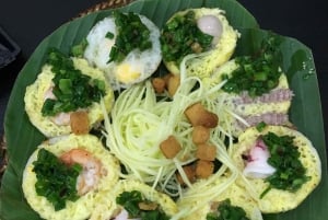 Saigon : Visite culinaire en moto avec un étudiant local