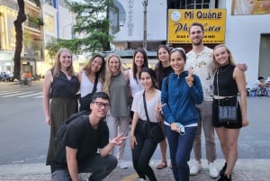 Saigon: Street Food Tour med motorcykel med lokal student