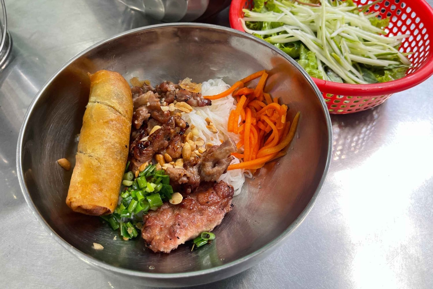 Ho Chi Minh: Alkuperäinen katukeittiöruokakierros ruokailijoiden kanssa