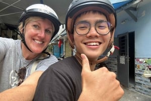 Ho Chi Minh: Original Walking Street Food Tour with Foodies