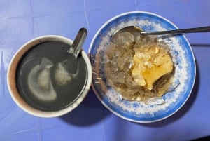 Ho Chi Minh: Original Walking Street Food Tour with Foodies