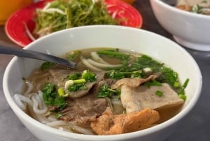 Ho Chi Minh: Alkuperäinen katukeittiöruokakierros ruokailijoiden kanssa