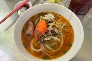 Ho Chi Minh: Alkuperäinen katukeittiöruokakierros ruokailijoiden kanssa