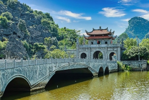 Hoa Lu, Tam Coc og Mua Cave dagsudflugt med frokost og limousine