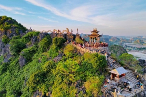 Excursion d'une journée à Hoa Lu, Tam Coc et la grotte de Mua avec déjeuner et limousine