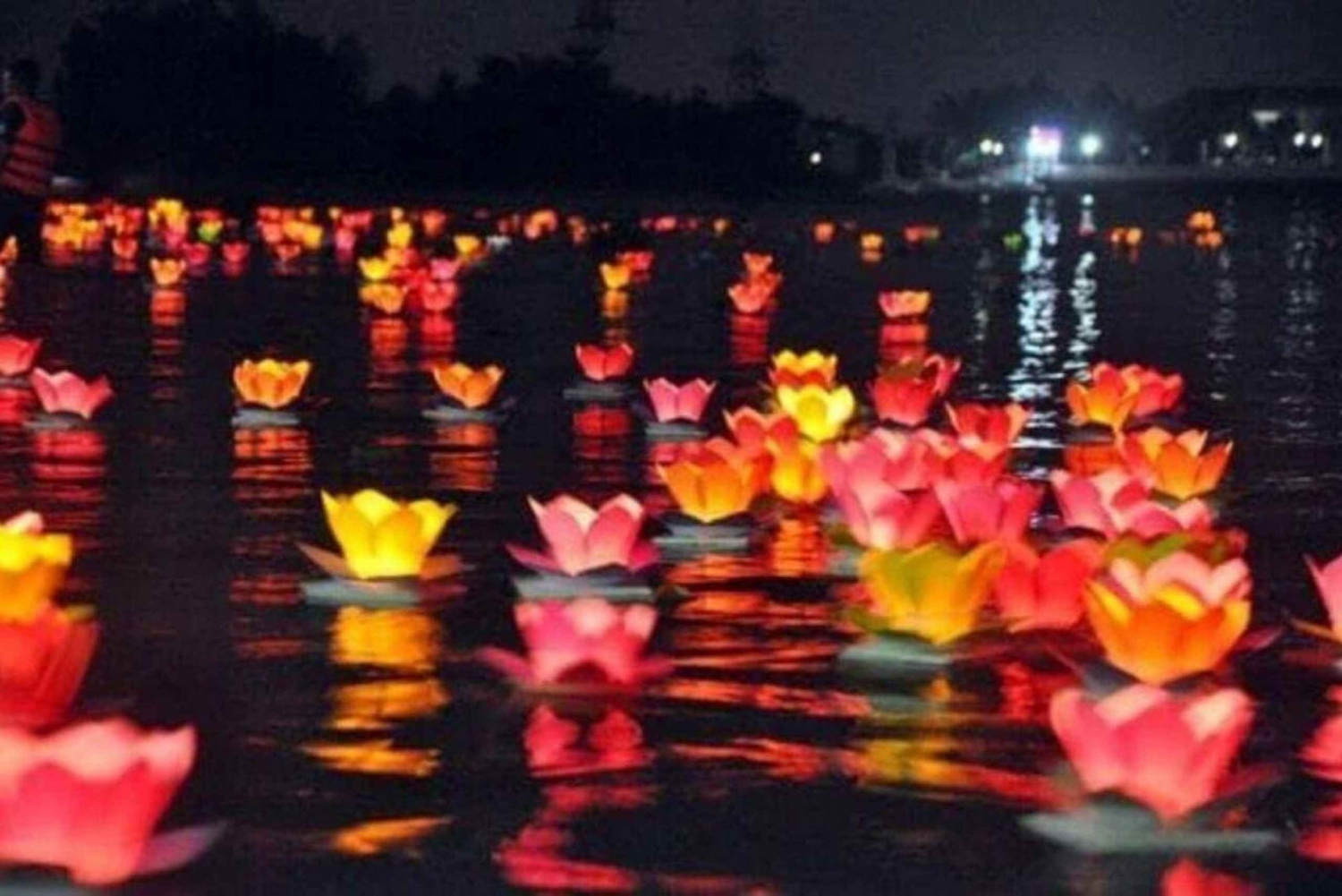 Paseo en barco por el río Hoai con linterna de liberación en Hoi An de noche
