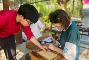 Hoi An: 3-godzinna lekcja rzeźbienia w drewnie z lokalnym artystą