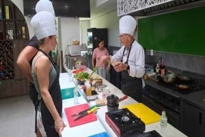 Aula de culinária autêntica em Hoi An com um chef profissional em um pequeno grupo