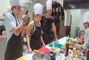 Aula de culinária autêntica em Hoi An com um chef profissional em um pequeno grupo