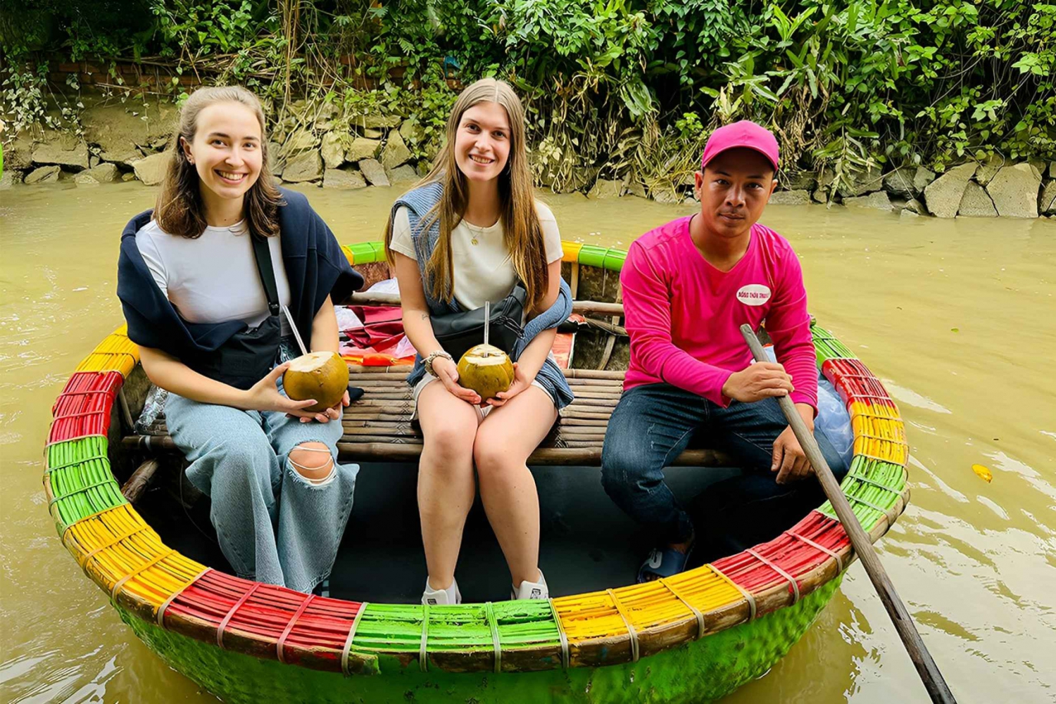 Promenade en bateau-panier à Hoi An dans la forêt de cocotiers d'eau