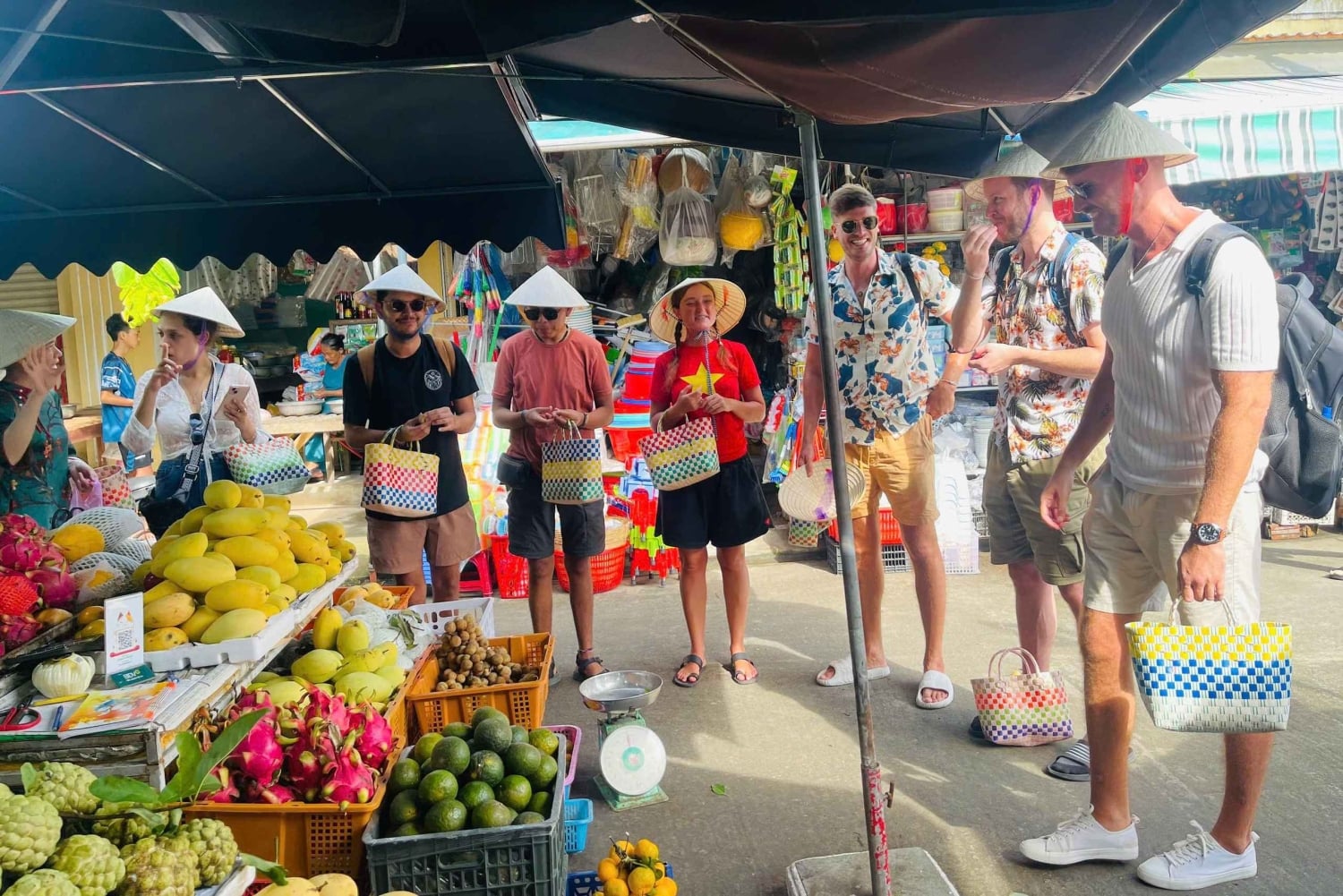 Hoi An: tour en barco con fabricación de linternas y clase de cocina