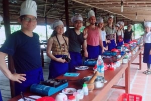 Hoi An: clase de cocina en Bay Mau con opción de visita al mercado y paseo en barca de bambú