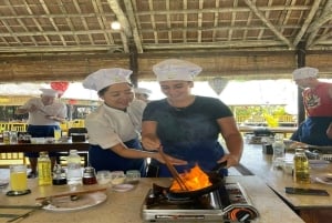 Hoi An: clase de cocina en Bay Mau con opción de visita al mercado y paseo en barca de bambú