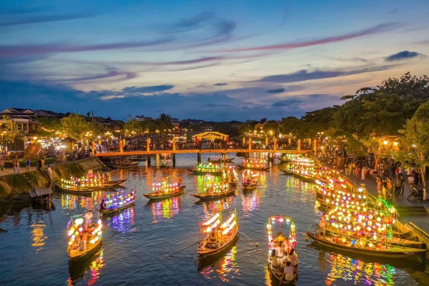 Hoi An: Tour de la ciudad con paseo en barco y suelta de linternas de flores