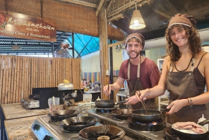 Lekcja gotowania w Hoi An z targiem i wycieczką łodzią z bambusowymi koszami