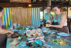 Lekcja gotowania w Hoi An z targiem i wycieczką łodzią z bambusowymi koszami