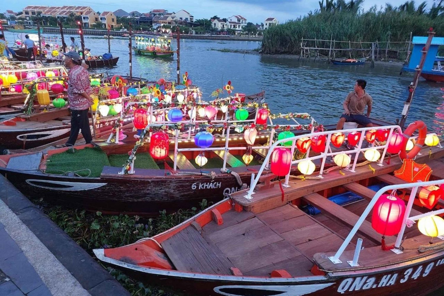 Billet d'entrée à Hoi An+bateau lâcher de lanternes fleurs+eau