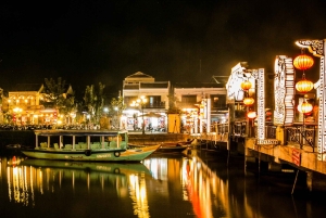 Hoi An: Evening Food Tour with 7 Tastings and Boat Trip