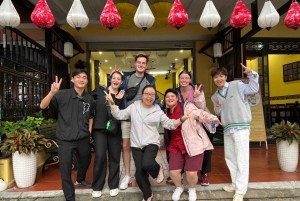 Hoi An: Evening Food Tour with 7 Tastings and Boat Trip