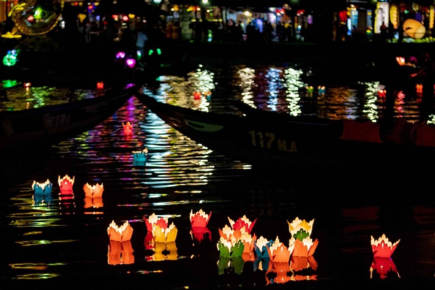 Hoi An: Paseo Nocturno en Barco por el Río Hoai y Linterna Flotante