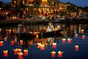 Hoi An: Gita in barca sul fiume Hoai di notte e lanterna galleggiante