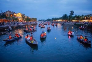 ホイアン：夜のホアイ川ボート ツアーとランタン流し