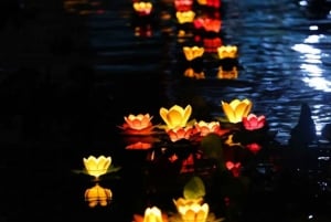 Hoi An: Gita in barca sul fiume Hoai di notte e lanterna galleggiante