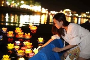 Hoi An: Gita in barca sul fiume Hoai di notte e lanterna galleggiante