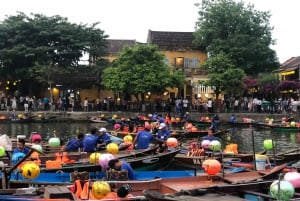 Hoi An: Hoai River Boat Trip by Night and Floating Lantern