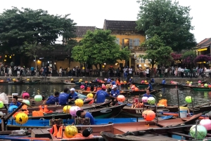 Hoi An : Hoai River Boat Trip by Night and Floating Lantern