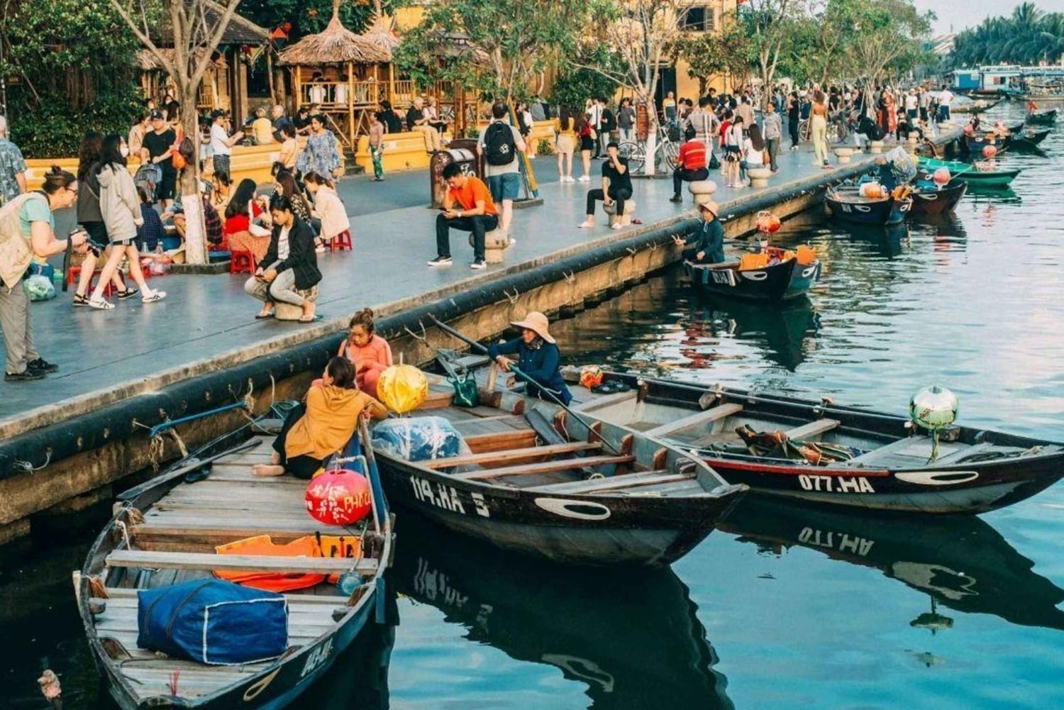 Hoi An: nocna wycieczka łódką po rzece Hoai z wypuszczaniem lampionów