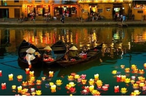Hoi An: Hoai River Boat Trip by Night with Release Lantern