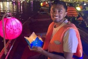 Hoi An: Gita notturna in barca sul fiume Hoai con rilascio di lanterne