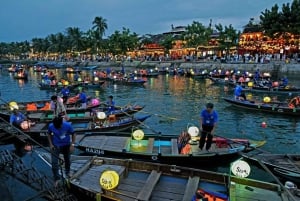 Hoi An: Passeio noturno de barco pelo rio Hoai com lanterna de lançamento