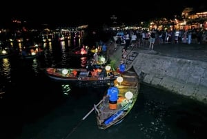 Hoi An: Nocna wycieczka łodzią po rzece Hoai z puszczaniem lampionów