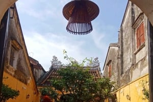 Hoi An: nocna wycieczka łódką po rzece Hoai z wypuszczaniem lampionów