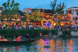 Hoi An: nocna wycieczka łódką po rzece Hoai z wypuszczaniem lampionów