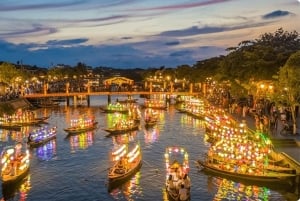 Hoi An: nocna wycieczka łódką po rzece Hoai z wypuszczaniem lampionów