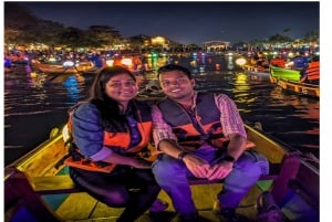 Hoi An : Excursion en bateau avec des lanternes de fleurs .