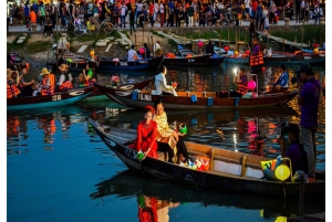 Hoi An : Gita in barca con le lanterne fiorite .