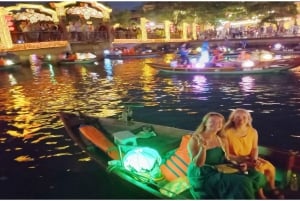 Hoi An : Excursion en bateau avec des lanternes de fleurs .