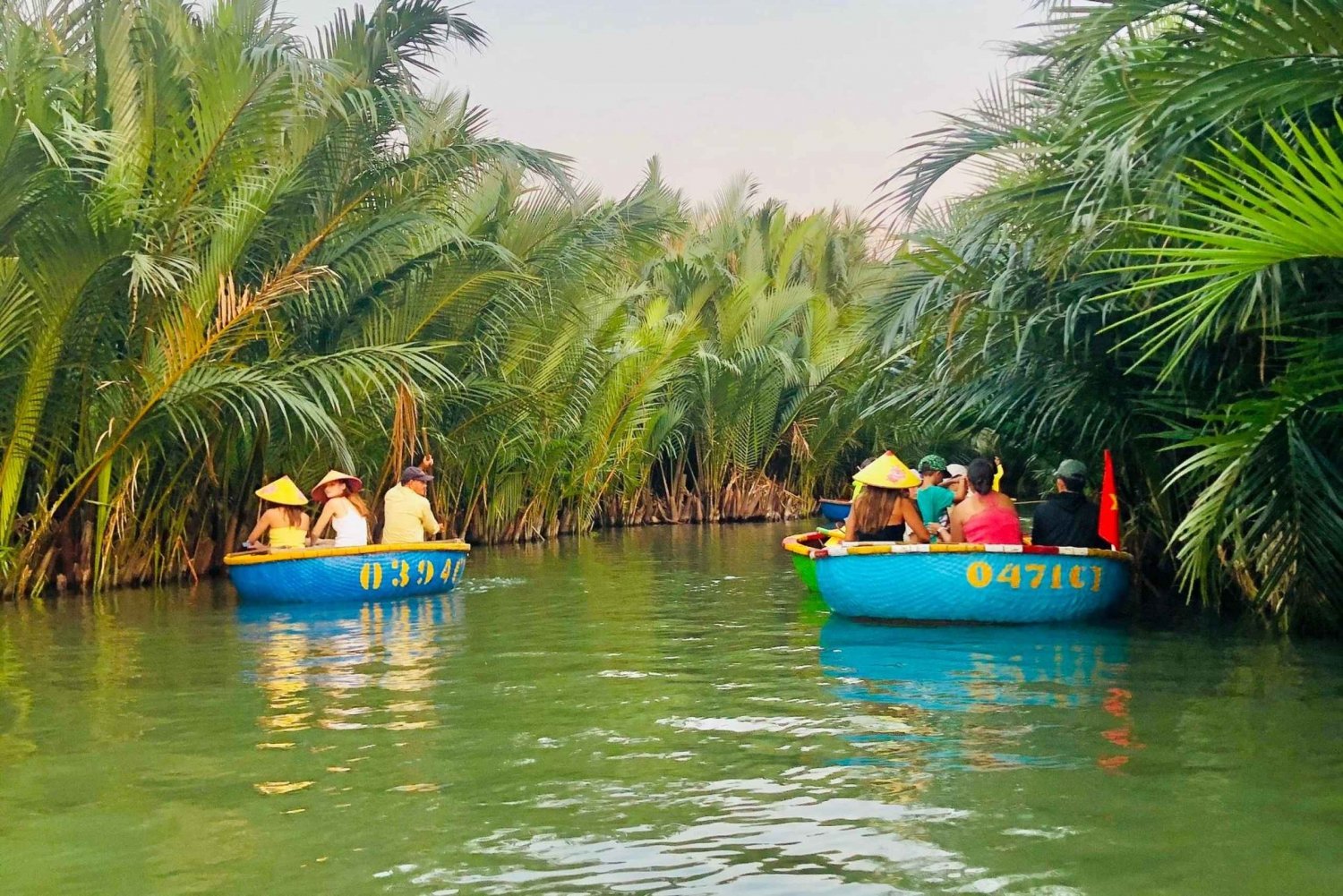 Hoi An: creazione di lanterne - lezione di cucina - barca con cesto di cocco