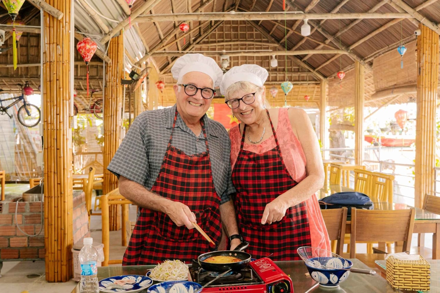 Hoi An : Atelier de fabrication de lanternes et cours de cuisine avec un bateau en noix de coco
