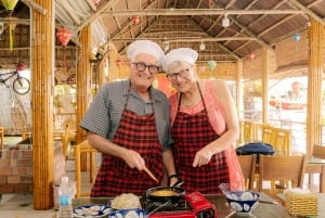 Hoi An : Atelier de fabrication de lanternes et cours de cuisine avec un bateau en noix de coco