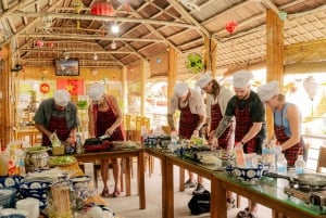 Hoi An : Atelier de fabrication de lanternes et cours de cuisine avec un bateau en noix de coco
