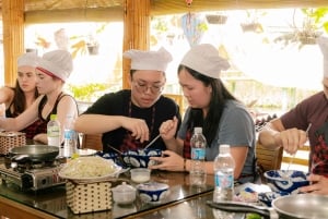 Hoi An : Atelier de fabrication de lanternes et cours de cuisine avec un bateau en noix de coco